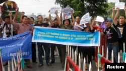 Sekitar 100 orang demonstran melakukan unjuk rasa anti-China di Hanoi, hari Minggu (2/6). 