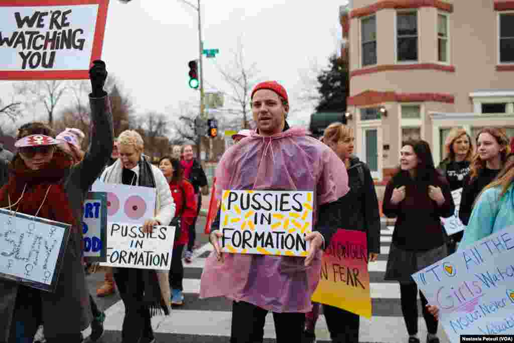 Un groupe de manifestants se dirige en direction du Mall, à Capitoll Hill, Washington DC, le 21 janvier 2017. (VOA/Nastasia Peteuil)