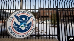 Arhiva - Tabla na ogradi sedišta Sekretarijata za unutrašnju bezbednost, u Vašingtonu.