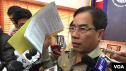 នាយ​ឧត្តម​សេនីយ៍​ ​គៀត ច័ន្ទថារិទ្ធ​ អ្នកនាំពាក្យ​អគ្គស្នងការដ្ឋាន​នគរបាល​ជាតិ​​និយាយ​ជាមួយ​អ្នក​សារព័ត៌មាន​​​​​ក្នុង​សន្និសីទ​សារព័ត៌មាន នៅ​​ថ្ងៃ៣១ ខែ​កក្កដា ឆ្នាំ​២០១៧។ (កាន់ វិច្ឆិកា/VOA)