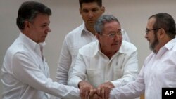 De gauche à droite: le président colombien Juan Manuel Santos, le président cubain Raoul Castro et Timoleon Jimenez des FARC.