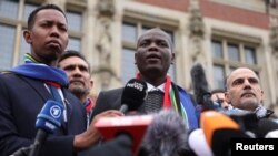 وکیل دادگاه عالی آفریقای جنوبی در دادگاه لاهه. ۲۱ دی