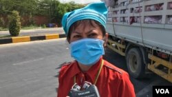 អ្នកស្រី ញឹម ស្រីម៉ៅ វ័យ​៤១ឆ្នាំ​ ឈរ​នៅ​ខាង​ក្រៅ​រោង​ចក្រ​ដោយ​មាន​ពាក់ម៉ាស់​​ ក្នុង​ខណ្ឌ​សែនសុខ​ រាជធានី​ភ្នំពេញ​ ថ្ងៃទី​៧ ខែធ្នូ​ ឆ្នាំ​ ២០២០។ (ហ៊ុល រស្មី/វីអូអេ)​