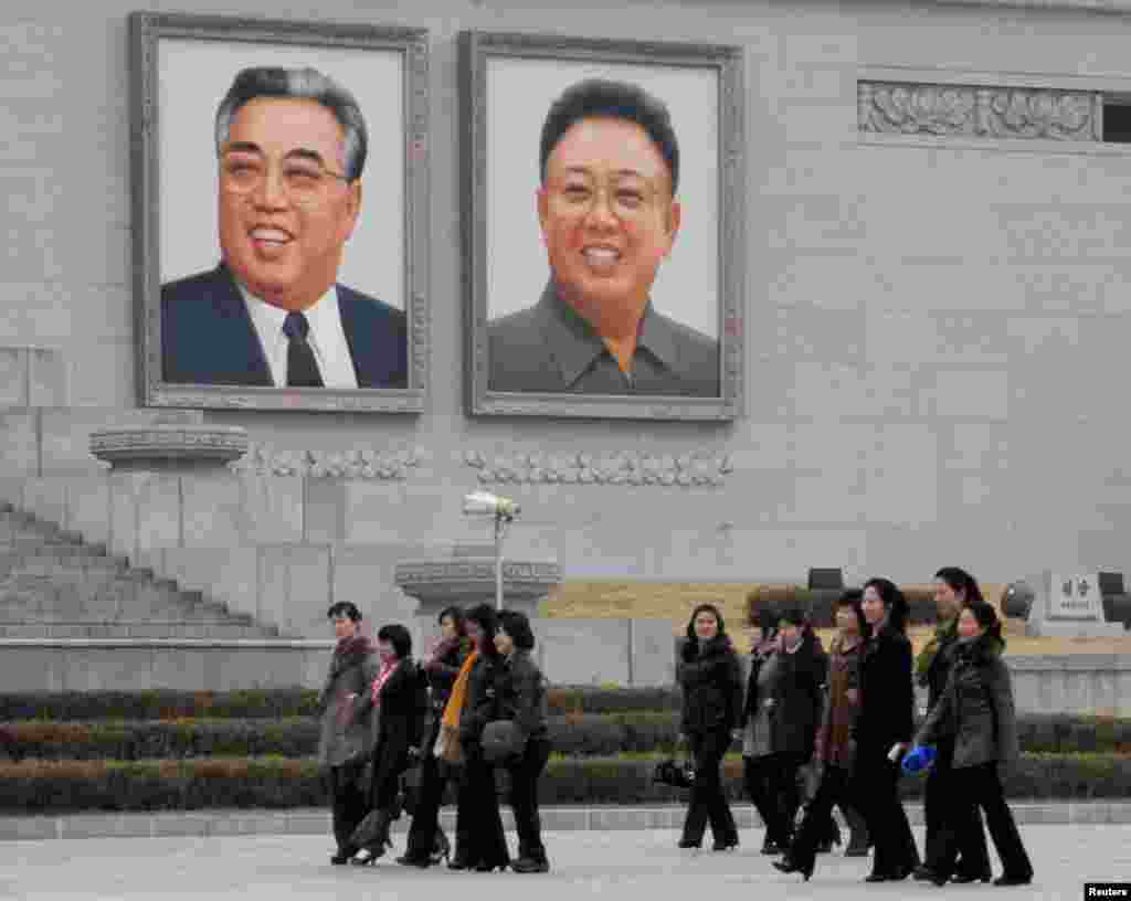 Foto-foto pendiri Korea Utara Kim Il-sung (kiri) dan mantan pemimpin Kim Jong-il di Alun-Alun Kim Il-sung di Pyongyang (1/4). (Kyodo)