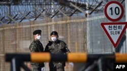 지난해 12월 한국 군인들이 비무장지대(DMZ)로 향하는 검문소를 지키고 있다. (자료사진)