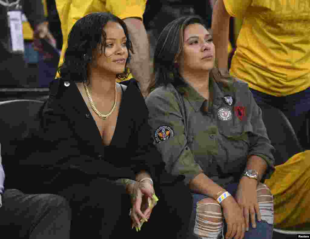 Hotunan wasanin karshe na NBA tsakanin Golden State Warriors &nbsp;da&nbsp; Cleveland Cavaliers, shaharariyar Mawakiya Rihanna ta halarci wasannin NBA, ranar Alhamis 1 ga watan Yuni, shekarar 2017.