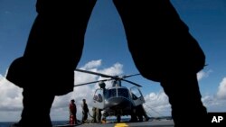 Seorang personel Angkatan Laut Filipina berdiri di depan helikopter AgustaWestland AW109 sebelum lepas landas selama latihan maritim bilateral antara Angkatan Laut Filipina dan Angkatan Laut AS. (Foto: AP)