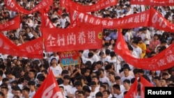 2018年6月3日，高考之前，中国河南省驻马店一所高中的毕业典礼上，学生打出的标语有“全村的希望”“青春张扬”“数我最强”。