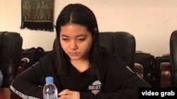 នាង​យិន ម៉ាណា ​វ័យ​​​១៦​ឆ្នាំ ដែល​បាន​បើក​រថយន្ត​ទំនើប​ម៉ាក​ Range​ ​Rover ក្នុង​ល្បឿន​លឿន​ទៅបុក​និស្សិត​ស្រីឆ្នើម​​​ ឌុំ រីដា ស្លាប់នៅនឹងកន្លែង ត្រូវបាន​តុលាការសម្រេចដោះលែងពីពន្ធនាគារ។ (រូបថតដកស្រង់ពីវីដេអូ)