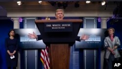 도널드 트럼프 미국 대통령이 7일 백악관에서 신종 코로나바이러스 브리핑을 하고 있다.