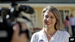 Katie Hill, alors candidate du parti démocrate dans le 25ème district du Congrès de Californie, s'entretient avec une journaliste après avoir voté dans sa ville natale d'Agua Dulce, Californie, le 6 novembre 2018.