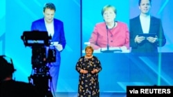 Perdana Menteri Norwegia Erna Solberg dan Kanselir Jerman Angela Merkel (di layar) berpartisipasi dalam pembukaan resmi NordLink, sambungan listrik pertama antara Norwegia dan Jerman, di Oslo, Norwegia, 27 Mei 2021. (Photo: via Reuters)