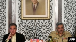 Pakistan's Foreign Minister Shah Mehmood Qureshi, left, and army spokesman Major-General Babar Iftikhar brief media representatives on the ongoing military border tensions between Pakistan and India, at the Foreign Ministry in Islamabad, Nov. 14, 2020.