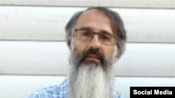 تصویری از علیرضا علینژاد در نخستین مرخصی او پس از نزدیک به ۲۰ ماه بازداشت 