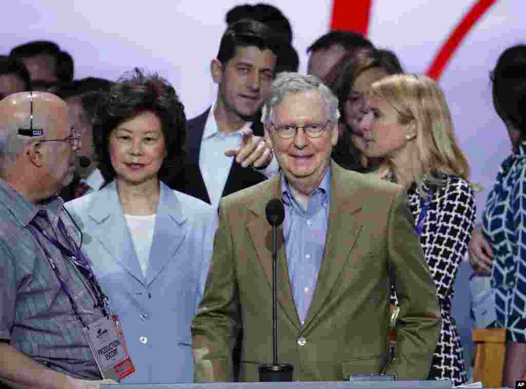 在美国共和党代表大会上，美国国会参议院多数党领袖麦康奈尔和夫人赵小兰以及众议院议长瑞安（后排，中）在一起（2016年7月17日）。赵小兰曾在里根总统任内担任海事署副署长，在老布什总统任内担任交通运输部副部长，在小布什总统任期内担任劳工部长，是美国第一个担任联邦政府部长的亚裔女性。