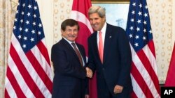 Turkiya tashqi ishlar vaziri Ahmat Dovuto'g'li (chapda) va AQSh davlat kotibi Jon Kerri Nyu-Yorkdagi uchrashuvi paytida tushirilgan surat, 23-sentabr, 2013-yil