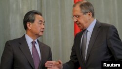 11일 러시아 모스크바를 방문한 왕이 중국 외교부장이 세르게이 라브로프 러시아 외무장관(오른쪽)과 회담을 가진 뒤 공동기자회견을 가졌다.