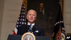 Presiden AS Joe Biden saat memberikan sambutan di ruang jamuan makan di Gedung Putih, Washington, D.C., 27 Januari 2021. (AP Photo/Evan Vucci)