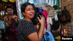 សមាជិក​ក្រុម​គ្រួសារ​យំ​សោក​នៅ​មុខ​បុរស​ម្នាក់ បន្ទាប់​ពី​បុរស​ម្នាក់​នោះ​ត្រូវ​បាន​បាញ់​ស្លាប់​ ក្នុង​អំឡុងពេល​នៃ​ការ​បង្ក្រាប​បាតុករ​ដែល​ប្រឆាំង​នឹង​រដ្ឋប្រហារ​យោធា ទីក្រុង​រ៉ង់ហ្គូន ប្រទេស​មីយ៉ាន់ម៉ា ថ្ងៃទី២៧ ខែមីនា ឆ្នាំ២០២១។ 