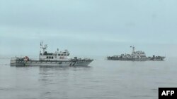 ພາບ ໃນເດືອນພຶດສະພາທີ່ຜ່ານມາໃກ້ເກາະ ອູສູ ຂອງ ໄຕ້ຫວັນ ກອງກຳລັງຮັກສາຊາຍຝັ່ງຂອງໄຕ້ຫວັນໄດ້ເຝົ້າລະວັງສັງເກດ ເຮືອຂອງກອງກຳລັງຮັກສາຊາຍຝັ່ງຂອງຈີນ