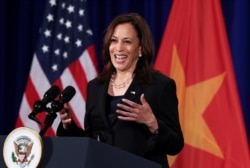 រូបឯកសារ៖ អ្នកស្រី Kamala Harris អនុប្រធានាធិបតី​សហរដ្ឋ​អាមេរិក ថ្លែង​នៅ​ក្នុង​សន្និសីទ​ព័ត៌មាន​មួយក្នុង​អំឡុង​ទស្សនកិច្ច​នៅ​រដ្ឋធានី​ហាណូយ​របស់​ប្រទេស​វៀតណាម​កាល​ពី​ថ្ងៃ​ទី​២៦ ខែ​សីហា ឆ្នាំ​២០២១។