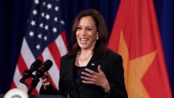 Wapres AS Kamala Harris dalam konferensi pers sebelum bertolak dari Vietnam untuk kembali ke AS, di Hanoi, Vietnam, 26 Agustus 2021.