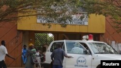 Pintu masuk rumah sakit Donka Hospital, tempat penderita virus ebola dirawat, di Conakry 28 Maret 2014. 