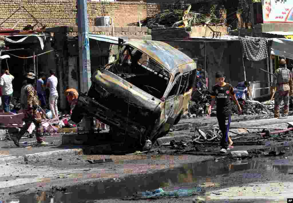 People and security forces inspect the site of a car bomb explosion in Basra, Iraq, &nbsp;July 29, 2013.&nbsp;