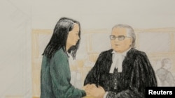 孟晚舟和她的律师周一在法庭上。为了让孟晚舟获得保释，她的律师戴维·马丁提出愿意接受严格的监控措施作为保释条件。（2018年12月10日）