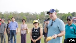 ឯកអគ្គរដ្ឋទូត​សហរដ្ឋ​អាមេរិក​ប្រចាំកម្ពុជា​លោក​ William Heidt ថ្លែង​ទៅកាន់យុវជន​កម្ពុជា​ក្នុង​នៅ​ទីលានកីឡា​បេស្បល​មួយ​ក្នុង​ឃុំបល្ល័ង ភូមិ​ដូងស្រុក​បារាយណ៍ ខេត្ត​កំពង់​ធំកាលពី​ថ្ងៃទី​១៨ មីនា ឆ្នាំ២០១៨។(ទុំ ម្លិះ/VOA)