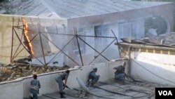 Polisi Afghanistan bentrok dengan penyerang bunuh diri yang mengambil alih sebuah rumah dan membunuh empat penjaga di Kunduz, Afghanistan, Agustus lalu (foto:dok).