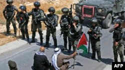 Warga Palestina melakukan aksi duduk untuk memprotes pengambilan paksa tanah warga Palestina oleh Israel, di Desa Kafr Malik, timur laut Ramallah di Tepi Barat yang diduduki Israel, 16 Agustus 2019.