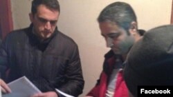 Prokurorluq Fuad Qəhrəmanlının evində axtarış aparır (Foto Mehman Hüseynovun Facebook səhifəsindəndir)