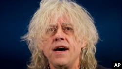 Penyanyi dan penulis lagu asal Irlandia, Bob Geldof, saat menghadiri sebuah konferensi pers di London, mengenai penggalangan dana untuk penanganan wabah Ebola di Afrika Barat, 10 November 2014. (Foto: Dok)