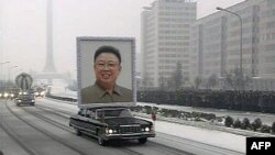 Pogrebnu povorku u Pjongjangu predvodila je limuzina sa ogromnim portretom preminulog lidera Kima Džong Ila