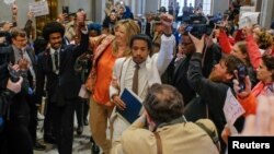 Članovi Predtavničkog doma skupštine Tenesija Džastin Pirson, Glorija Džonson i Džastin Džons ulaze u državnu skupštinu, 6. aprila 2023. (Foto: Reuters/Kevin Wurm) 