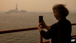 نمایی محو از «مجسمه آزادی» در نیویورک در بحبوحه آلودگی هوا ناشی از آتش‌سوزی جنگل‌های کانادا 