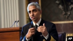 백악관의 한 행사에서 발언하고 있는 비벡 머시 미국 의무총감 (자료사진)