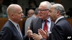 Britaniya tashqi ishlar vaziri Uilyam Xeyg (chapda), Fransiya va Niderlandiya tashqi ishlar vazirlari Loren Fabius (o'ngda) va Frans Timmermans bilan suhbatlashmoqda, Bryussel, 17-mart, 2014-yil