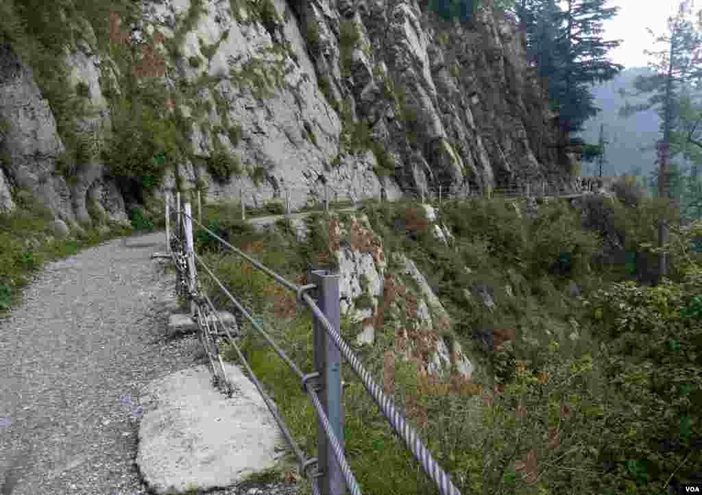 اس پائپ لائن ٹریک کے ایک جانب پہاڑ ہیں تو دوسری طرف گہری کھائی ہے۔