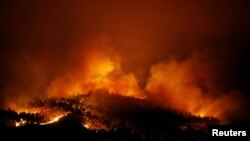 ភ្លើង​ព្រៃ​ដែល​កំពុង​ឆេះ​នៅ​ជិត​​ក្រុង Tojeira តំបន់​ភ្នំ Pedrogao Grande នៅ​ភាគ​កណ្ដាល​នៃ​ប្រទេស​ព័រទុយហ្កាល់ កាល​ពី​ថ្ងៃទី​១៨ ខែ​មិថុនា។