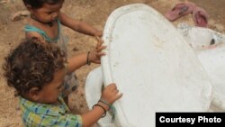 Anak-anak di New Delhi penasaran dengan toilet modern yang baru dilihatnya. (Foto: Dok)