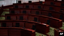 12일 홍콩 입법원에서 중국의 민주진영 의원 자격 박탈에 항의해 사임한 의원들의 자리가 비어있다.