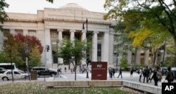 学生们走在美国麻萨诸塞州剑桥的麻省理工学院校园（2015年）。该大学和中国大学有学术交流。