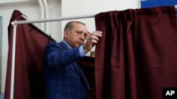 លោក​ប្រធានាធិបតី Recep Tayyip Erdogan របស់​ប្រទេស​តួកគី​ចូល​ទៅ​ក្នុង​បន្ទប់​បោះ​ឆ្នោត​នៅ​ស្ថានីយ​បោះឆ្នោត​មួយ​នៅ​ក្នុង​ក្រុង​អ៊ីស្តង់ប៊ុល កាលពី​ថ្ងៃទី១៦ ខែមេសា ឆ្នាំ២០១៧។