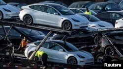 แฟ้มภาพ - รถเทสลา โมเดล 3 ถูกนำขึ้นรถย้ายที่เมืองฟรีมอนต์ แคลิฟอรืเนีย 