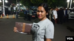 Salah satu warga Jabar yang mengungsi, Pety Kilatnadewi, mengatakan ingin menenangkan diri dulu sebelum memutuskan kembali ke Papua atau tidak. (VOA/Rio Tuasikal)