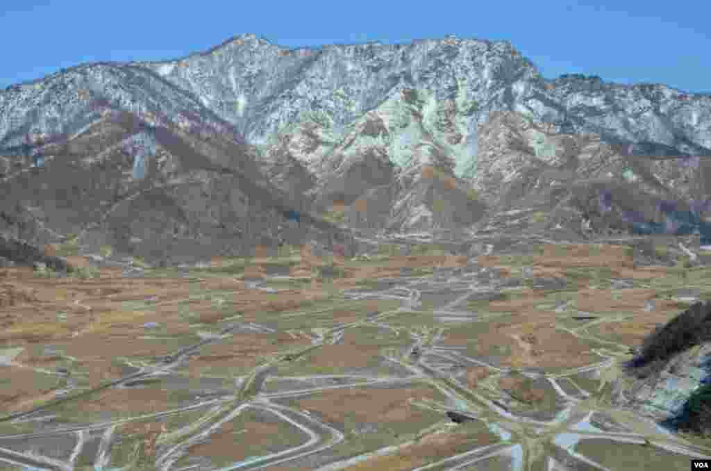 Four US Army Abrams tanks fire at targets on the Rodriguez Digital Multi-Purpose Range Complex, 12 kilometers south of the DMZ, South Korea, January 25, 2013. (S. Herman/VOA) 