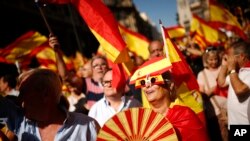 Ribuan orang berdemo menentang upaya pemerintah Catalonia untuk memisahkan diri dari Spanyol di tengah kota Barcelona, Spanyol, Minggu, 8 Oktober 2017.