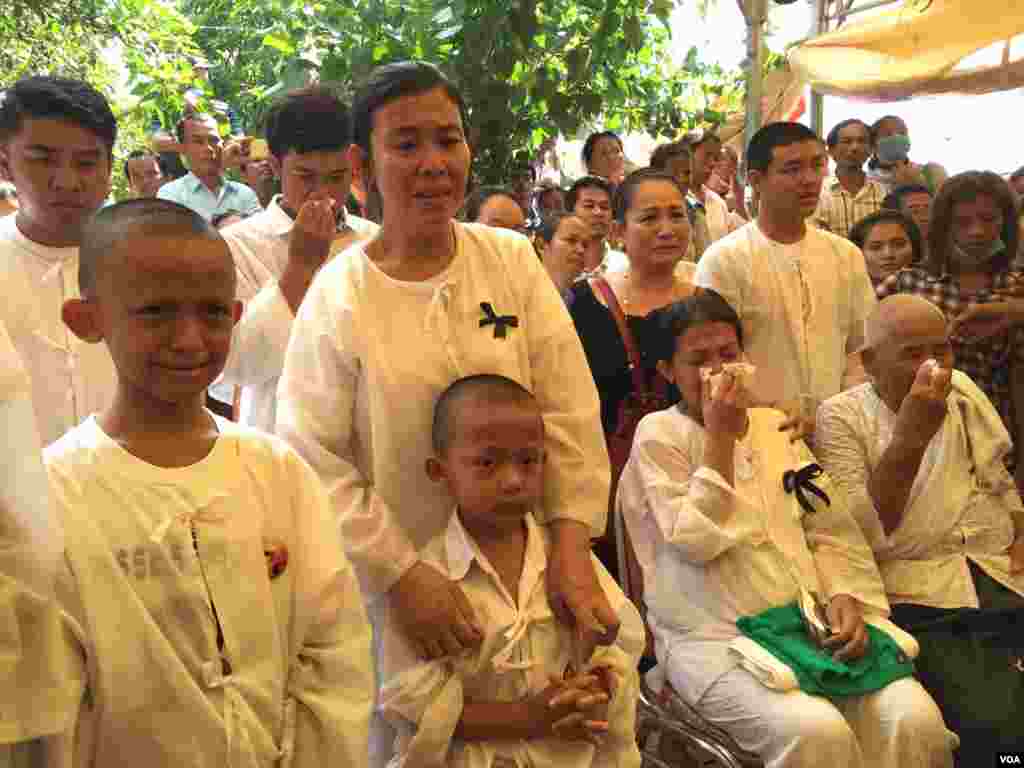 ប្រពន្ធ​លោក កែម ឡី គឺ​លោកស្រី ប៊ូ រចនា និង​ម្តាយ​របស់​លោក​គឺ​លោកស្រី​ ភោគ សេ ជាមួយនិង​កូនៗ​និង​សាច់ញាត្តិ​យំ បន្ទាប់ពី​សាកសព​របស់​លោក កែម​ឡី ត្រូវបាន​គេ​យក​ចេញ​ទៅដាក់​ក្នុង​មឈូស​កាលពី​ព្រឹក​ថ្ងៃច័ន្ទ ទី២៥ ខែកក្កដា ឆ្នាំ២០១៦។​ (ផន បុប្ផា/VOA)